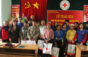Lãnh đạo Ban Dân vận Tỉnh ủy, Hội CTĐ tỉnh và đơn vị tài trợ tặng quà cho các hộ nghèo tại xã Tuân Đạo.