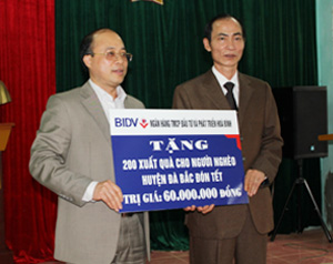 Lãnh đạo BIDV Chi nhánh Hòa Bình tặng 200 suất quà cho người dân huyện Đà Bắc.