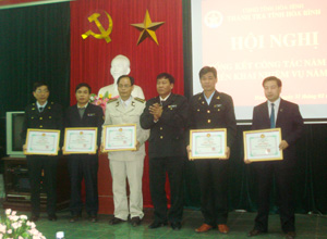 Lãnh đạo Thanh tra tỉnh trao giấy khen cho các tập thể có thành tích xuất sắc trong năm 2012.