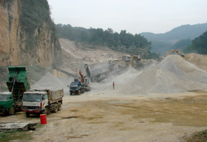 Năm 2012, tổng giá trị sản xuất CN-TTCN, XD của huyện Kỳ Sơn đạt 774,5 tỷ đồng, đạt 101% KH. (Ảnh: Cơ sở sản xuất đá của Công ty Tân Tiến tại xã Dân Hoà - Kỳ Sơn).