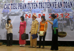 Đội tuyên truyền thanh niên  huyện Cao Phong với tiểu phẩm  “Tàu anh qua phố” tại Hội thi các tiểu phẩm tuyên truyền về ATGT năm 2012. 
ảnh: Hải Yến