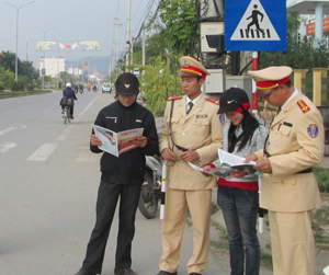 Lực lượng CSGT Công an TPHB tuyên truyền phổ biến pháp luật  về ATGT cho người tham gia giao thông.