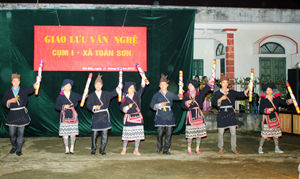 Tiết mục múa mang đậm đà bản sắc dân tộc Dao của xóm Phủ, xã Toàn Sơn (Đà Bắc) tại đêm giao lưu văn nghệ cụm 1.