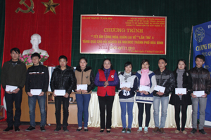 Lãnh đạo Hội CTĐ tỉnh trao quà Tết cho các hộ nghèo và NNCĐDC thành phố Hòa Bình.