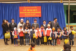 Lãnh đạo Hội Khuyến học trao áo ấm cho học sinh trường tiểu học Đồng Nghê (Đà Bắc).