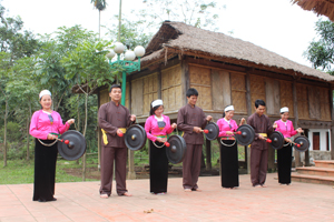 Đội văn nghệ xóm ải, xã Phong Phú (Tân Lạc) tạo ấn tượng tốt với màn cồng chiêng đón khách về khám phá vùng đất cổ Mường Bi.
