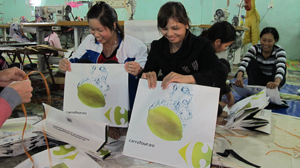 Chị Quách Thị Như - hội viên phụ nữ xã Đông Bắc (Kim Bôi) mạnh dạn đầu tư thành lập Công ty chuyên sản xuất túi siêu thị xuất khẩu, giải quyết việc làm cho 70 lao động tại địa phương.
