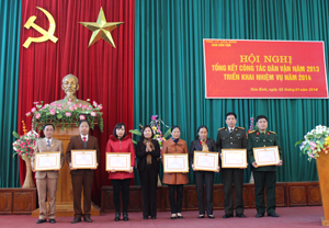 Đồng chí Hoàng Thị Chiển – Trưởng Ban Dân vận Tỉnh ủy trao giấy khen cho các tập thể có thành tích xuất sắc trong công tác dân vận năm 2013.
