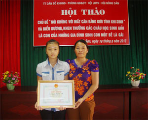 Cháu Nguyễn Thị Yến Nhi (con gái chị Hương) được nhận giấy khen của UBND huyện Kỳ Sơn vì đã có thành tích xuất sắc trong học tập.