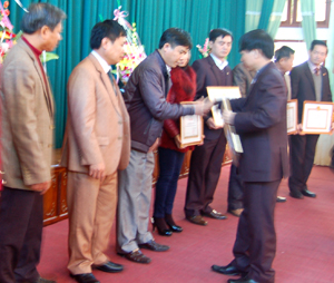 Đồng chí Phạm Tiến Dũng, Phó Chủ nhiệm thường trực UBKT Tỉnh uỷ trao giấy khen cho các tập thể có nhiều thành tích trong năm 2013.