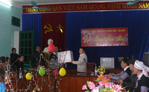 Đồng chí Nguyễn Tiến Sinh, Phó Trường đoàn ĐBQH tỉnh tặng quà xã Pà Cò. 


