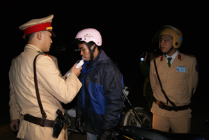 Tổ công tác Công an huyện Lạc Sơn tiến hành kiểm tra nồng độ cồn người tham gia giao thông bằng phương tiện xe máy.
