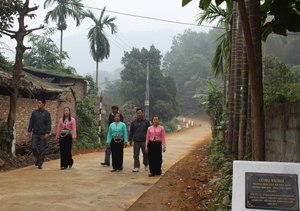 Người dân xóm Bưa Cầu, xã Nật Sơn (Kim Bôi) rộn ràng sải bước trên con đường xuân.