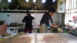 Một quán ăn ở thị trấn Vụ Bản (Lạc Sơn) chưa thực hiện tốt các tiêu chuẩn về môi trường, vệ sinh trong chế biến thực phẩm.