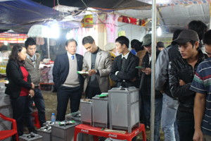 Người tiêu dùng huyện Kim Bôi thăm quan, mua sắm tại gian hàng giới thiệu sản phấm bếp củi cải tiến sản xuất trong nước.
