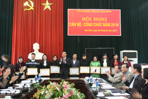 Đồng chí Võ Ngọc Kiên, TUV, Chánh Văn phòng Tỉnh ủy trao giấy khen cho CBCC - NLĐ đạt chiến sĩ thi đua cấp cơ sở                               

 
