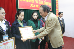 Lãnh đạo Đài PT-TH tỉnh trao giấy khen cho 6 tập thể tích cực cộng tác tuyên truyền trên sóng PT-TH tỉnh năm 2013.