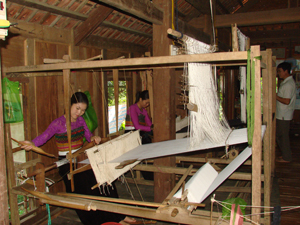 Nhiều xóm, bản văn hóa ở xã Chiềng Châu (Mai Châu) phát triển nghề dệt thổ cẩm gắn với phát triển du lịch cộng đồng được chú trọng.