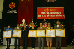 Thừa ủy quyền, đồng chí Trần Đăng Ninh, Phó Chủ tịch UBND đã trao bằng khen của Thủ tướng Chính phủ cho tập thể, cá nhân ngành thuế tỉnh có thành tích xuất sắc trong công tác thu NSNN năm 2013.