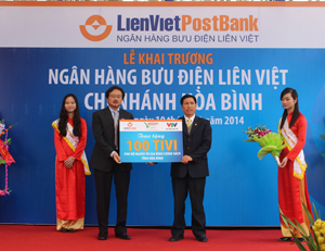 Đại diện Liên Việt PostBank trao tượng trưng 100 ti vi màu cho hộ nghèo, gia đình chính sách thông qua Ủy ban MTTQ Việt Nam tỉnh.