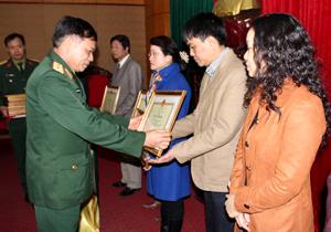 Trung tướng Nguyễn Thanh Thược, Chính uỷ Quâng khu 3 trao bằng khen cho các tập thể và cá nhân có thành tích xuất sắc trong công tác tuyên truyền nhiệm vụ QP - QSĐP năm 2013.