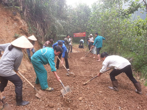 Nhân dân xã Thống Nhất, TP. Hòa Bình tham gia sửa đường lên xóm Đậu Khụ. Ảnh: Quốc Hoàn (Thành đoàn Hòa Bình)

