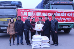 Lãnh đạo Sở LĐ-TB&XH và đại diện Công ty CP Phúc Nguyên trao quà gạo cho huyện Đà Bắc.