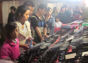 Người tiêu dùng huyện Lạc Thủy mua sắm hàng hóa hội chợ.