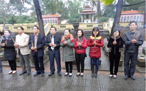 Lãnh đạo đoàn công tác của tỉnh thắp hương viếng Nghĩa trang liệt sỹ tỉnh Quảng Trị.