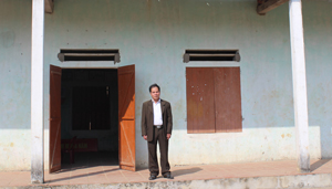 Trưởng xóm Bùi Trung Trực bên nhà văn hóa xóm Yên Bình được hoàn thành vào năm 2008 với tổng mức đầu tư trên 50 triệu đồng.
