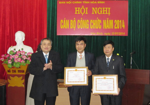 Lãnh đạo Ban Nội chính Tỉnh ủy trao danh hiệu lao động tiên tiến cho các tập thể.