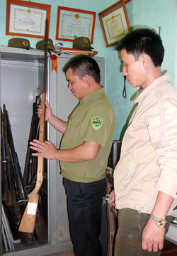 Sau khi được vận động, người dân ở xã Mai Hịch (Mai Châu) đã tự nguyện giao nộp cả những khẩu súng được coi là đồ gia bảo truyền đời.