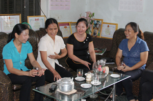 Lãnh đạo Hội LHPN tỉnh, huyện Kim Bôi trao đổi với các gia đình hội viên tiêu biểu trong thực hiện vận động, hỗ trợ phụ nữ phát triển kinh tế gắn với phong trào xây dựng gia đình “5 không, 3 sạch” ở xã Trung Bì (Kim Bôi).