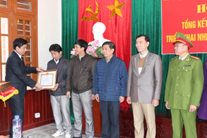 Đồng chí Nguyễn Hữu Thiệp, Bí thư Huyện uỷ Kỳ Sơn tặng giấy khen cho các TCCS Đảng TSVM tiêu biểu năm 2013.