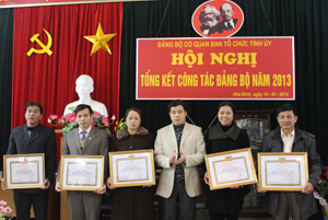 Lãnh đạo Ban Tổ chức Tỉnh ủy khen thưởng các đồng chí đảng viên 