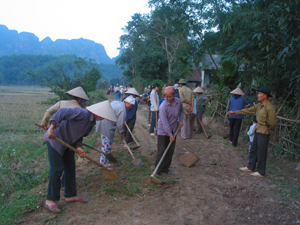 Hội viên nông dân xóm Bình Tân, xã Nam Thượng (Kim Bôi) tham gia tu sửa đường giao thông nông thôn.
