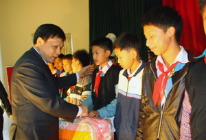 Lãnh đạo Ngân hàng NN&PTNT tỉnh tặng quà cho học sinh trường DTNT Hang Kia, Pà Cò (Mai Châu) động viên các em vươn lên trong học tập.