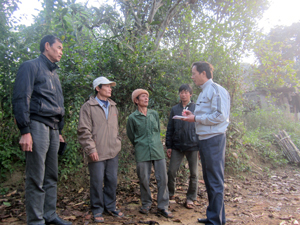 Lãnh đạo xã Đông Lai (Tân Lạc) và phóng viên Báo Hòa Bình tìm hiểu tình hình tranh chấp đất đai tại xóm Tân Lai. Ảnh: PV