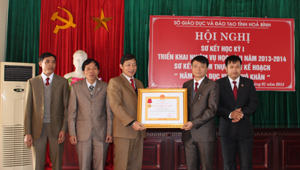 Được sự uỷ quyền của Chủ tịch nước, đồng chí Bùi Văn Cửu, Phó Chủ tịch UBND tỉnh trao Huân chương Lao động hạng ba cho trường THPT 19-5 (Kim Bôi).
