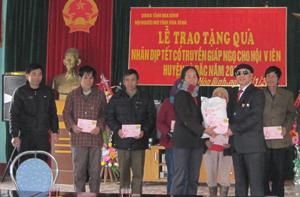 Đồng chí Chủ tịch Hội Người mù tỉnh tặng quà cho các hội viên nghèo xã Tu Lý (Đà Bắc).