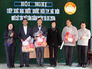 Đoàn công tác ĐBQH tỉnh và thành phố Hà Nội tặng quà chúc Tết Giáp Ngọ 2014 cho đại diện chính quyền địa phương 3 xã Tân Dân, Tân Mai, Phúc Sạn (huyện Mai Châu).