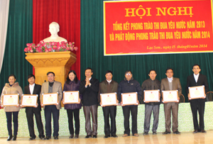 UBND huyện Lạc Sơn khen thưởng các cá nhân có thành tích xuất sắc trong phong trào thi đua yêu nước năm 2013.

