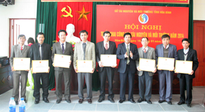 Đồng chí Đinh Văn Hoà, Giám đốc Sở TN&MT trao giấy khen cho các tập thể, cá nhân hoàn thành nhiệm vụ năm 2013.