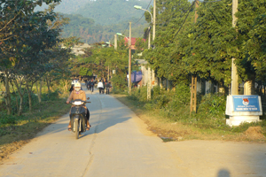 Hệ thống đường giao thông nông thôn xã Dân Chủ (thành phố Hòa Bình) được xây dựng kiên cố thuận lợi cho nhân dân đi lại, giao lưu hàng hóa.