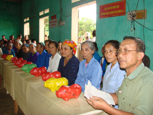 Năm 2013, huyện Cao Phong nuôi được 3.414 lợn nhựa khuyến học, tiết kiệm được hàng trăm triệu đồng; với số tiền này đã hỗ trợ bút, cặp, sách, vở cho hàng trăm học sinh. Trong ảnh: Ngày hội “Nuôi lợn nhựa khuyến học” ở xã Đông Phong.