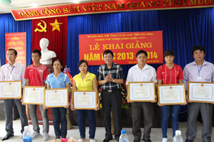 VĐV Nguyễn Văn Thượng (đứng thứ 3 từ phải qua) nhiều lần nhận được giấy khen của Sở VH - TT & DL.