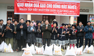 Lãnh đạo Sở LĐ-TB&XH và Công ty CP Phúc Nguyên trao quà, gạo Tết cho các hộ nghèo xã Tu Lý (Đà Bắc).