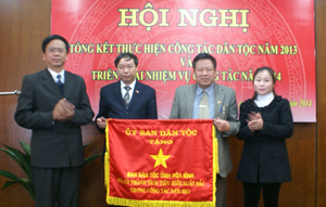 Thứ trưởng Phan Văn Hùng, Phó Chủ nhiệm UBDT trao cờ đơn vị tiêu biểu xuất sắc trong công tác năm 2013 cho Ban Dân tộc tỉnh.