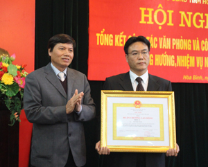 Thừa ủy quyền, đồng chí Trần Đăng Ninh,  Phó Chủ tịch UBND tỉnh trao Huân chương Lao Động hạng ba cho đồng chí Hà Ngọc Tuấn, Trưởng phòng Tài chính – Thương mại, Văn phòng UBND tỉnh.