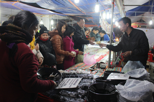 Người tiêu dùng thăm quan, mua sắm tại Hội chợ Xuân năm 2014.